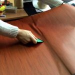 لصق على باب خزانة الملابس