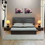 زخرفة الجدار فوق السرير في غرفة النوم