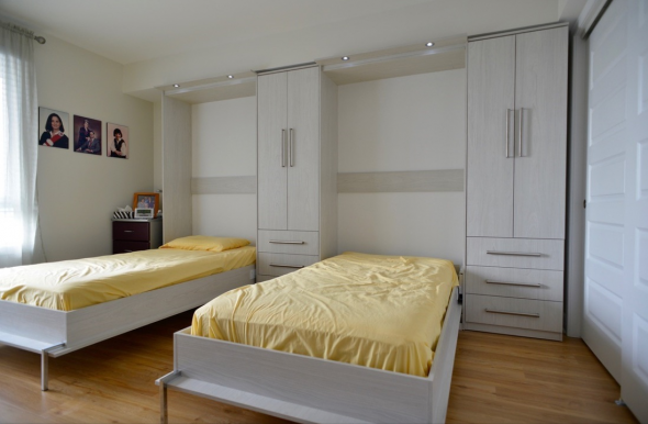 سرير قابلة للطي في غرفة النوم