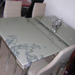 غالباً ما تكون الهياكل السفلية والساقين للطاولات الزجاجية من الكروم أو الخشب.