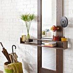 مرآة مستطيلة على الحائط