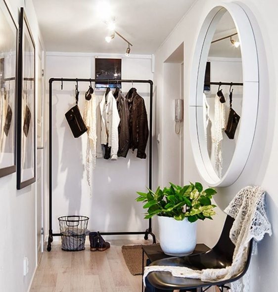 مرآة على الحائط في الرواق