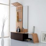 مرآة ضيقة في الردهة