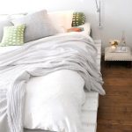 سرير المنصات في غرفة النوم