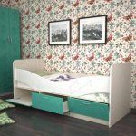 الدلفين السرير في غرفة الأطفال