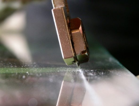 نقطع المرآة في المنزل