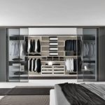 المدمج في خزانة داخل