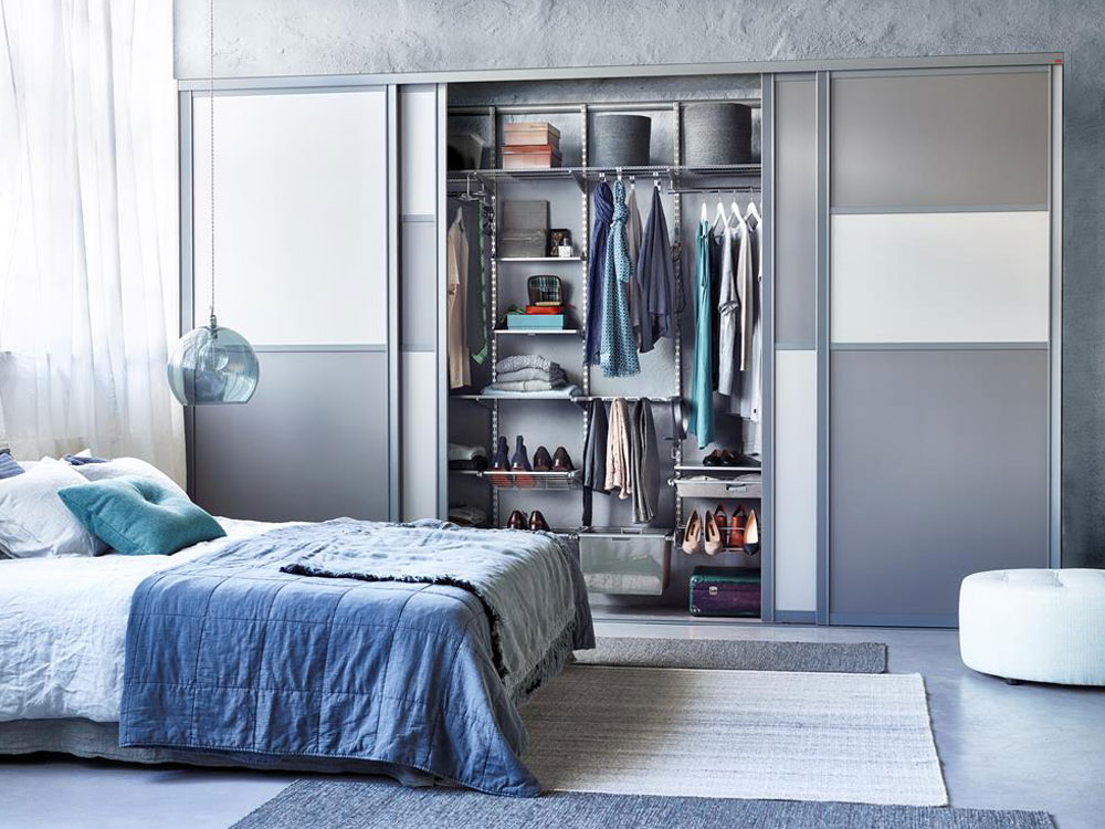 خزانة الملابس في الداخل