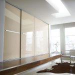 المدمج في خزانة في غرفة النوم الكبيرة