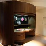 أثاث مكسو بالقشرة