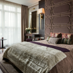 غرفة نوم مع اللوح الأمامي لينة