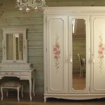 الأثاث القديم في الداخل الجديد