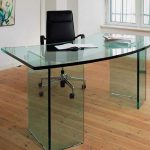 طاولة الكتابة الزجاجية