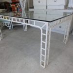 طاولة مصنوعة من الزجاج بيديك في التصميم