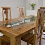 الجدول مع أعلى الزجاج