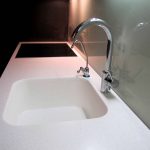 سطح العمل مع بالوعة