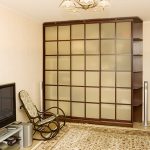 خزانة بثلاثة أبواب