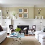 أثاث أبيض في غرفة معيشة مشرقة