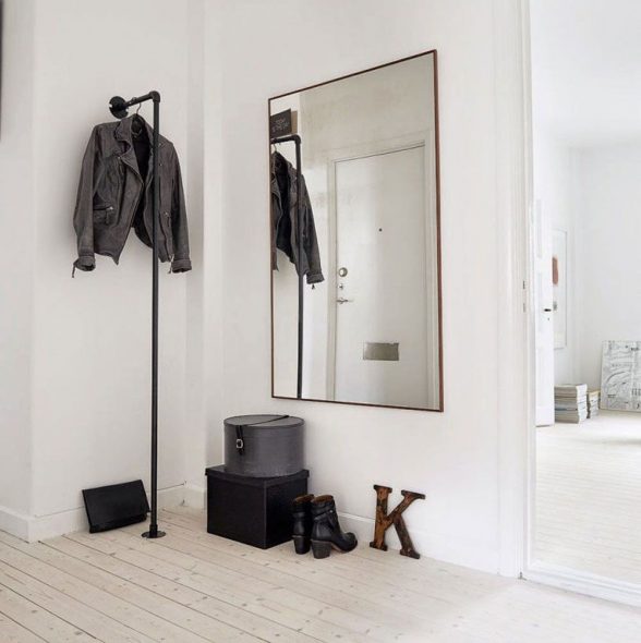 مرآة في الردهة على الحائط