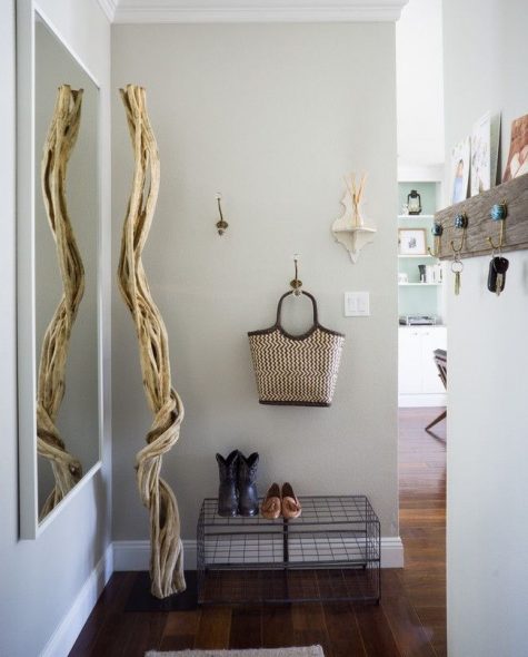 مرآة على الحائط في الرواق