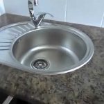 أدخل وتركيب الحوض في سطح الطاولة