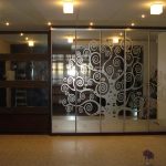 المدمج في خزانة مع صورة