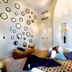 المرايا في غرفة النوم