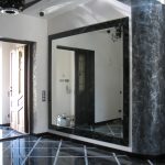 مرآة في الممر