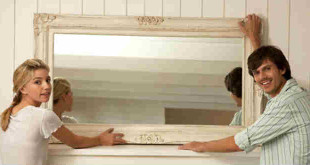 مرآة في الردهة