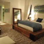 مرآة في الصورة غرفة النوم