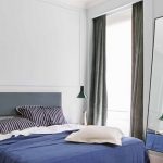 مرآة في غرفة النوم بأيديهم