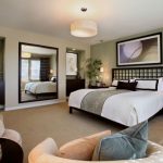 مرآة في غرفة النوم في مجال طاولات السرير