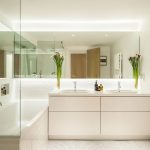 أضواء المرآة في الحمام مشرق