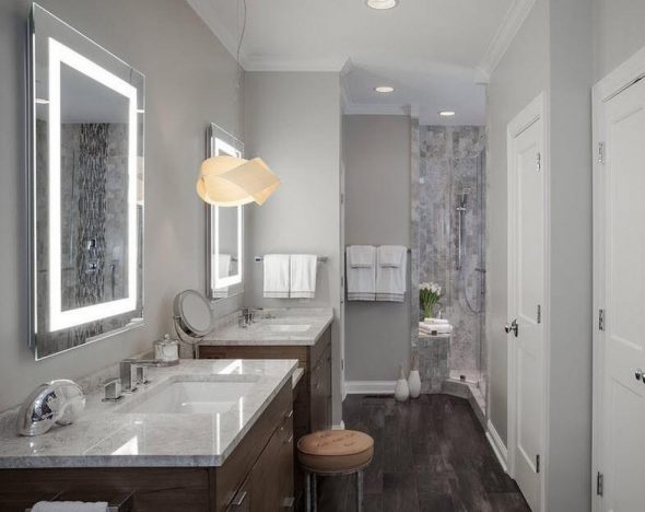 مرآة الحمام في الحمام