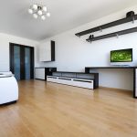 أثاث أبيض في غرفة المعيشة