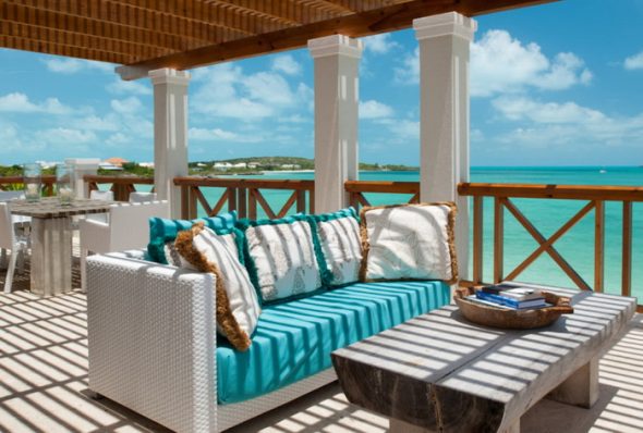 صوفا تركواز باللون الأبيض