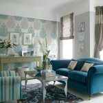 أريكة الفيروز في الداخل