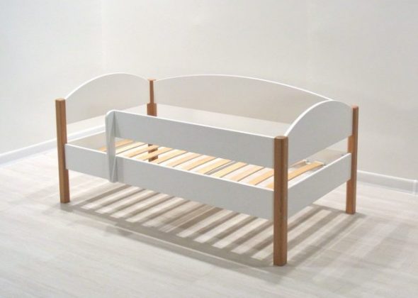 سرير مع الشرائح