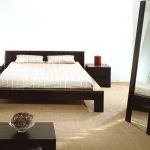 مرآة كبيرة في غرفة النوم