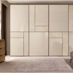 خزانة كبيرة في غرفة النوم