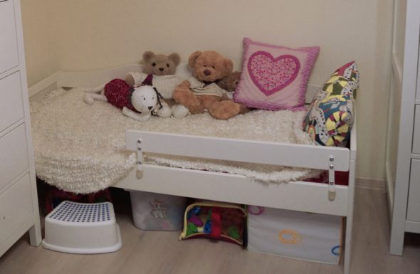 السرير مع الجانب