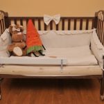 سرير سرير في غرفة النوم