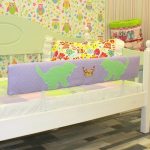 سرير مع الجانبين لينة