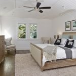 سرير خشبي تفعل ذلك بنفسك في غرفة النوم الخفيفة