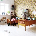 سرير الخشب الصلب