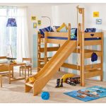سرير الأطفال علوي