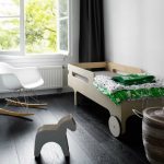 السرير مع الجانبين من الخشب