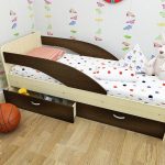 سرير الأطفال مع الجانبين