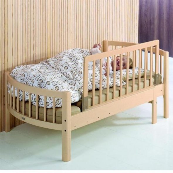 سرير مع الجانب