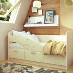 سرير الطفل مع الجانبين الدلفين